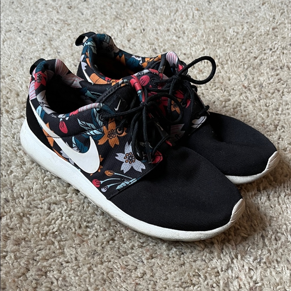 Nike roshe one Black Floral Sneakers